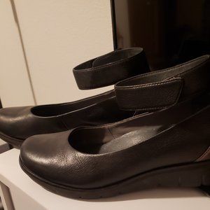 GUC Dansko wedge mary jane sz 39,black w copper-silverish  heel
